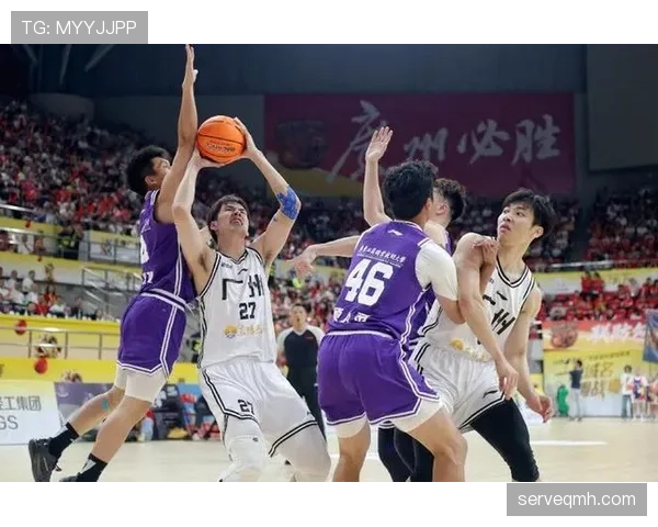广州队在主场表现坚韧,近期比赛阵容调整,提升进攻威胁